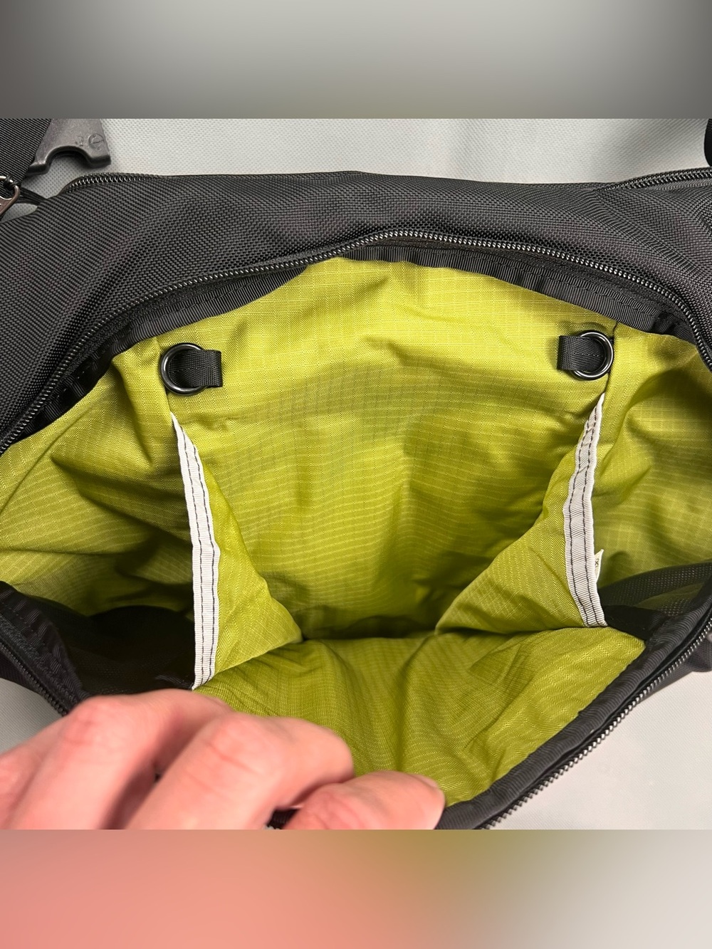 Tom Bihn Parental Unit Black Messenger With Shoulder Strap - Picture 12 of 15
